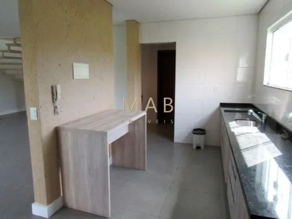 Casa em Condomínio de Alto Padrão em São João do Rio Vermelho - Florianópolis-SC: 4 quartos, 2 suítes, 2 salas, 3 banheiros, 1 vaga, 200m².