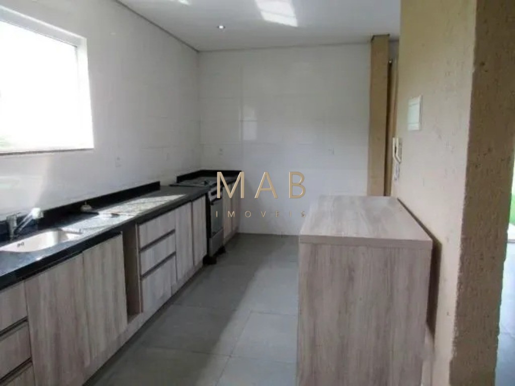 Casa em Condomínio de Alto Padrão em São João do Rio Vermelho - Florianópolis-SC: 4 quartos, 2 suítes, 2 salas, 3 banheiros, 1 vaga, 200m².