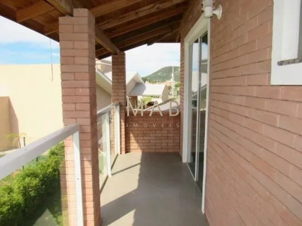 Casa em Condomínio de Alto Padrão em São João do Rio Vermelho - Florianópolis-SC: 4 quartos, 2 suítes, 2 salas, 3 banheiros, 1 vaga, 200m².