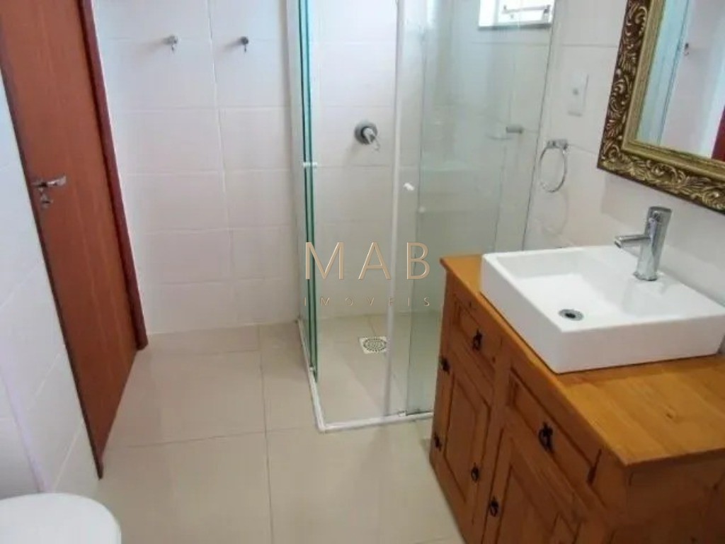 Casa em Condomínio de Alto Padrão em São João do Rio Vermelho - Florianópolis-SC: 4 quartos, 2 suítes, 2 salas, 3 banheiros, 1 vaga, 200m².