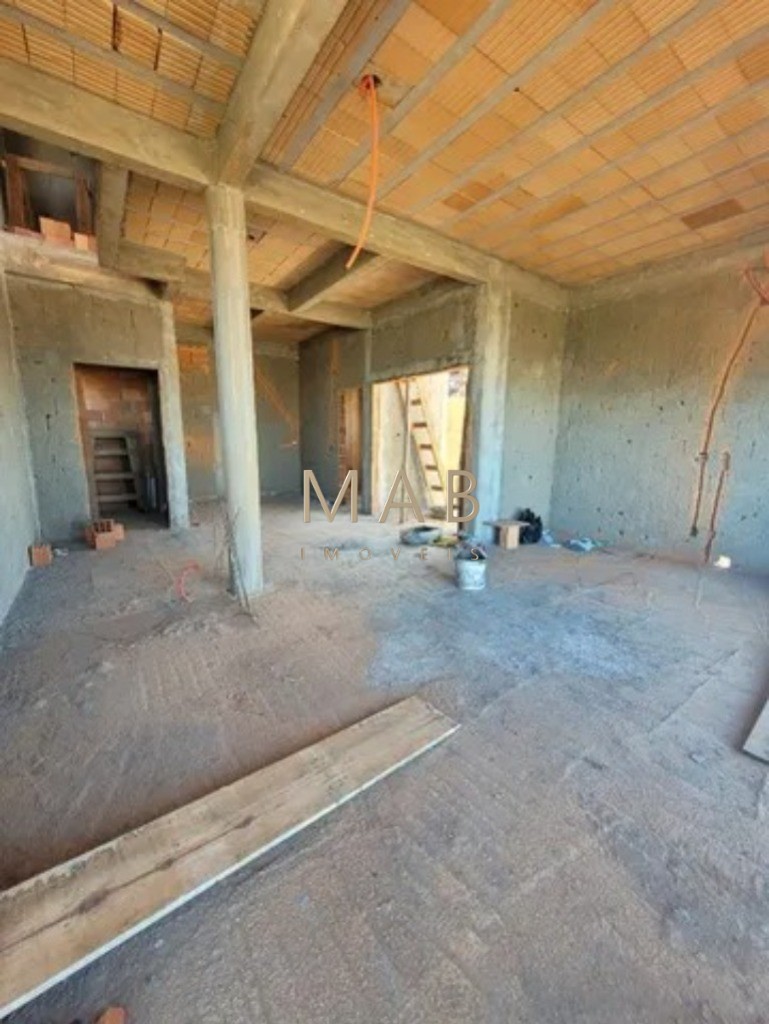 Espetacular casa à venda em Florianópolis-SC, no bairro Ingleses! 3 quartos sendo 2 suítes, 3 salas, 4 banheiros, 3 vagas de garagem, 326,00m².
