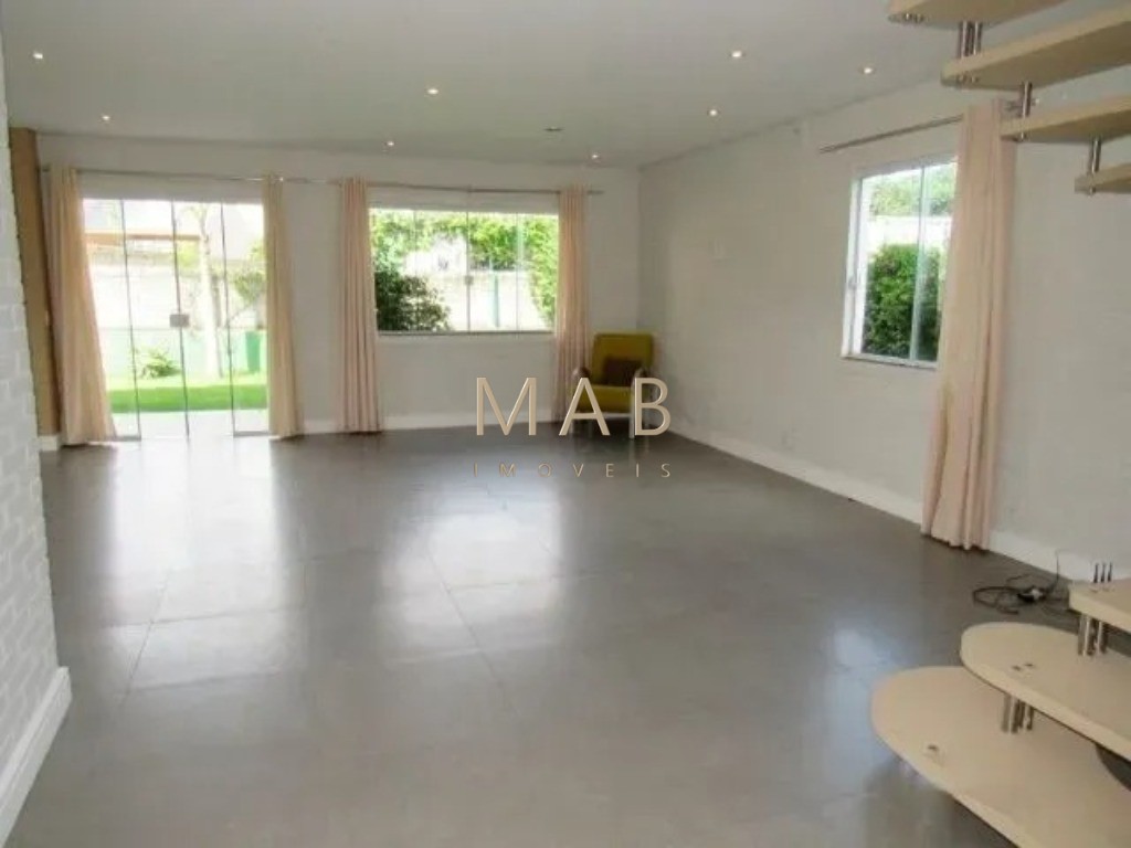 Casa em Condomínio de Alto Padrão em São João do Rio Vermelho - Florianópolis-SC: 4 quartos, 2 suítes, 2 salas, 3 banheiros, 1 vaga, 200m².