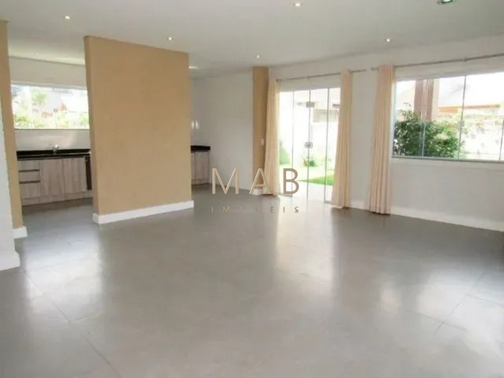 Casa em Condomínio de Alto Padrão em São João do Rio Vermelho - Florianópolis-SC: 4 quartos, 2 suítes, 2 salas, 3 banheiros, 1 vaga, 200m².