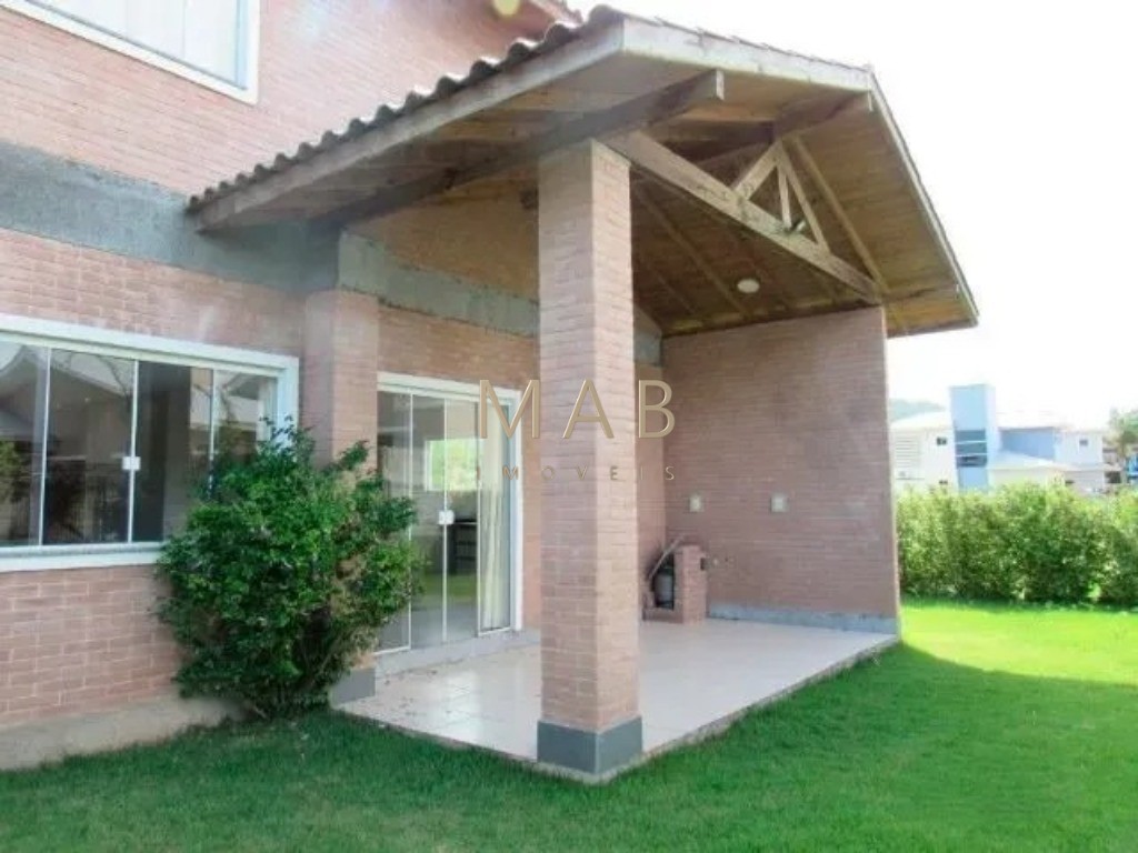 Casa em Condomínio de Alto Padrão em São João do Rio Vermelho - Florianópolis-SC: 4 quartos, 2 suítes, 2 salas, 3 banheiros, 1 vaga, 200m².