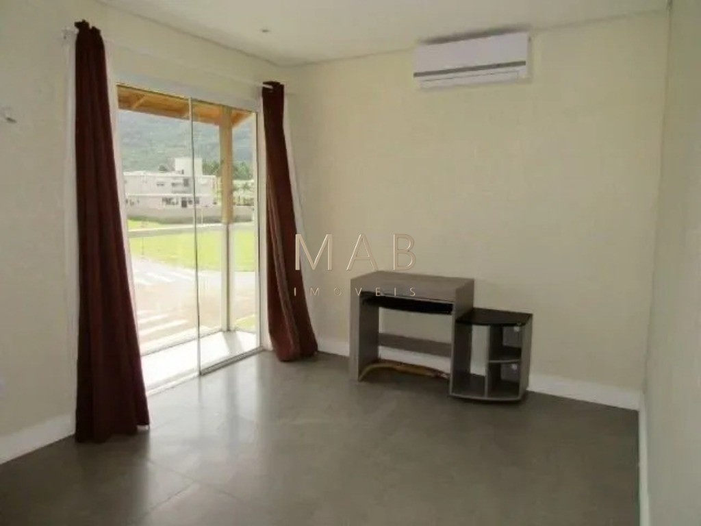 Casa em Condomínio de Alto Padrão em São João do Rio Vermelho - Florianópolis-SC: 4 quartos, 2 suítes, 2 salas, 3 banheiros, 1 vaga, 200m².