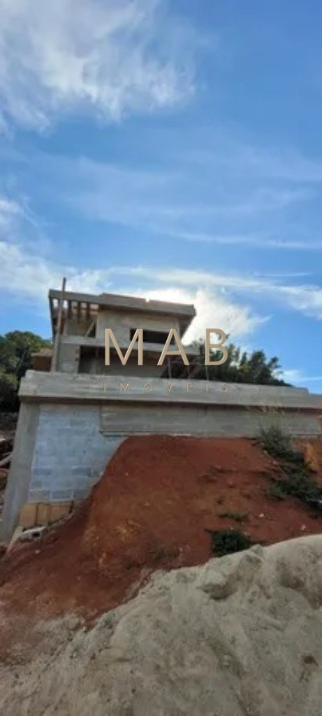 Espetacular casa à venda em Florianópolis-SC, no bairro Ingleses! 3 quartos sendo 2 suítes, 3 salas, 4 banheiros, 3 vagas de garagem, 326,00m².