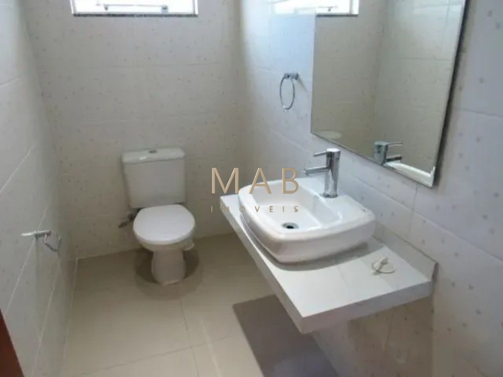 Casa em Condomínio de Alto Padrão em São João do Rio Vermelho - Florianópolis-SC: 4 quartos, 2 suítes, 2 salas, 3 banheiros, 1 vaga, 200m².