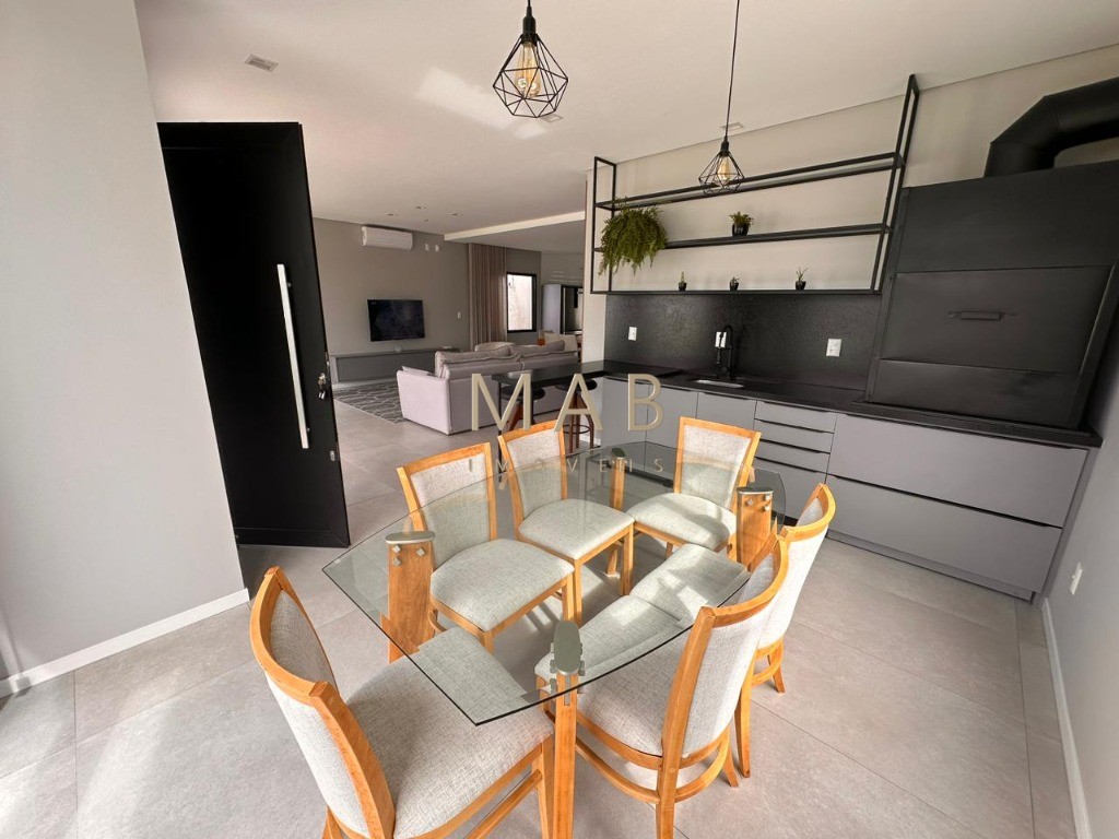 Te convido para conhecer seu mais novo lar!! Casa com 4 dormitórios sendo 1 suíte, SEMIMOBILIADA, para Venda no Bairro Rio Vermelho em Florianópolis!