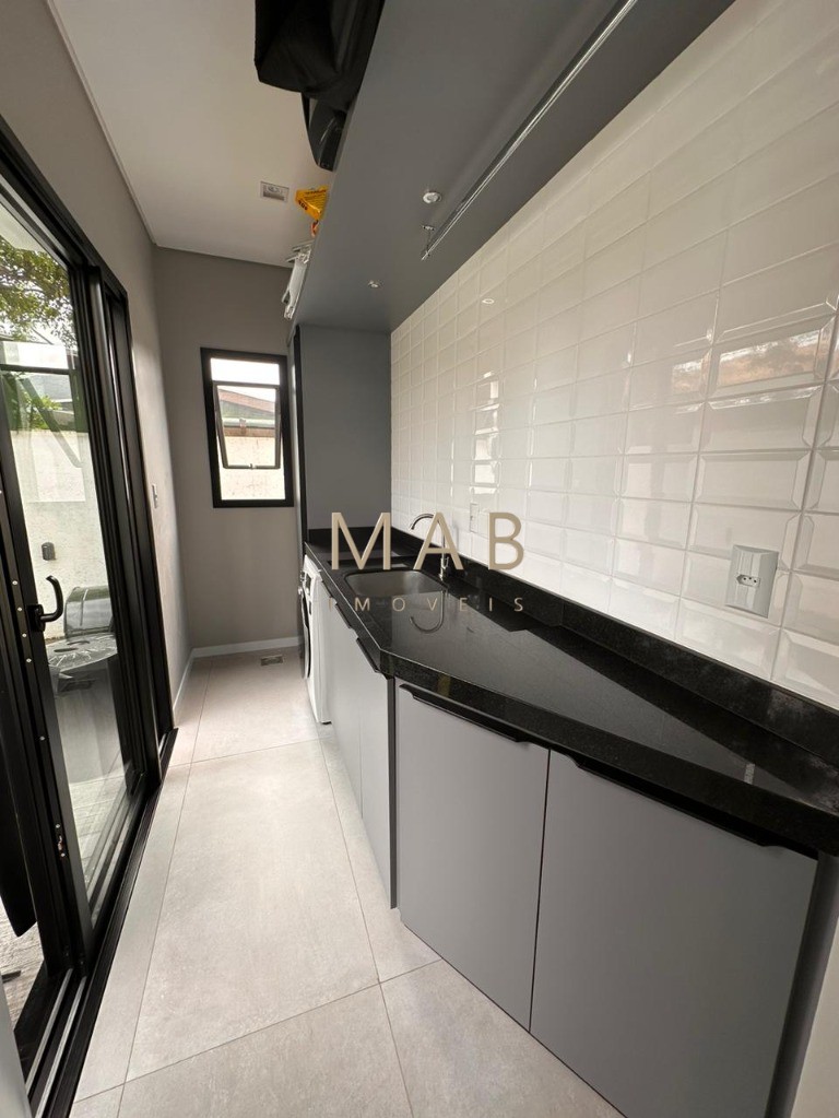Te convido para conhecer seu mais novo lar!! Casa com 4 dormitórios sendo 1 suíte, SEMIMOBILIADA, para Venda no Bairro Rio Vermelho em Florianópolis!