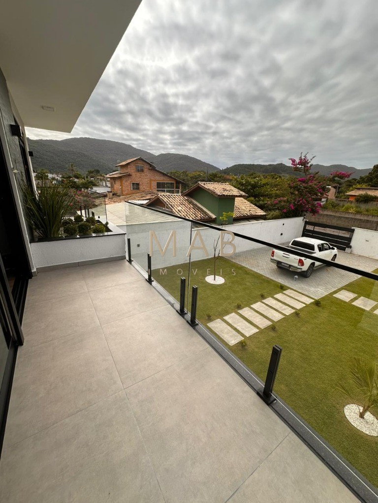 Te convido para conhecer seu mais novo lar!! Casa com 4 dormitórios sendo 1 suíte, SEMIMOBILIADA, para Venda no Bairro Rio Vermelho em Florianópolis!