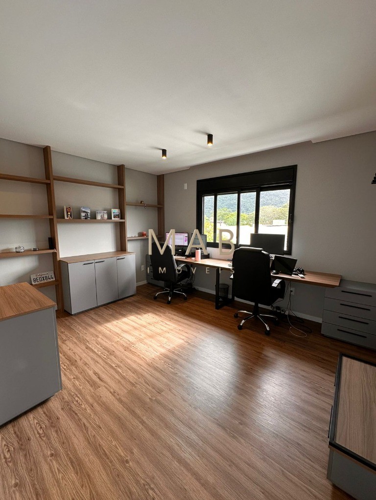 Te convido para conhecer seu mais novo lar!! Casa com 4 dormitórios sendo 1 suíte, SEMIMOBILIADA, para Venda no Bairro Rio Vermelho em Florianópolis!