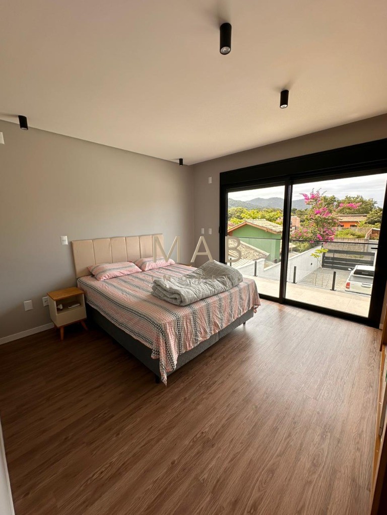 Te convido para conhecer seu mais novo lar!! Casa com 4 dormitórios sendo 1 suíte, SEMIMOBILIADA, para Venda no Bairro Rio Vermelho em Florianópolis!