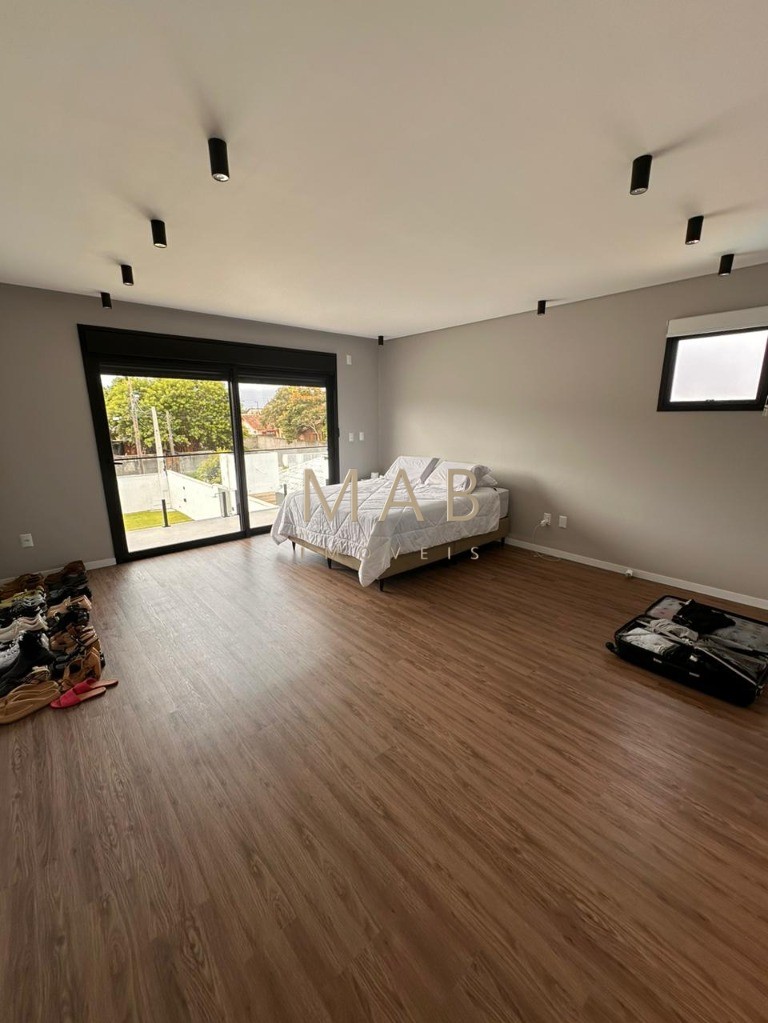 Te convido para conhecer seu mais novo lar!! Casa com 4 dormitórios sendo 1 suíte, SEMIMOBILIADA, para Venda no Bairro Rio Vermelho em Florianópolis!