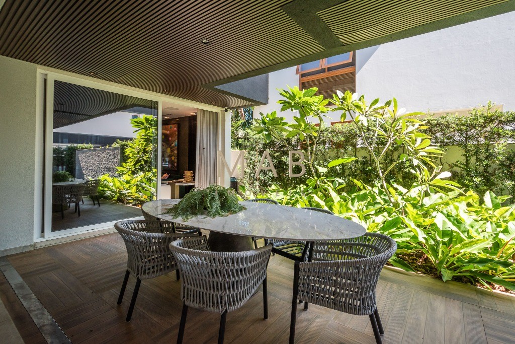 Casa de Altíssimo Padrão com 4 Pavimentos à Venda em Jurerê Internacional, Florianópolis SC!!