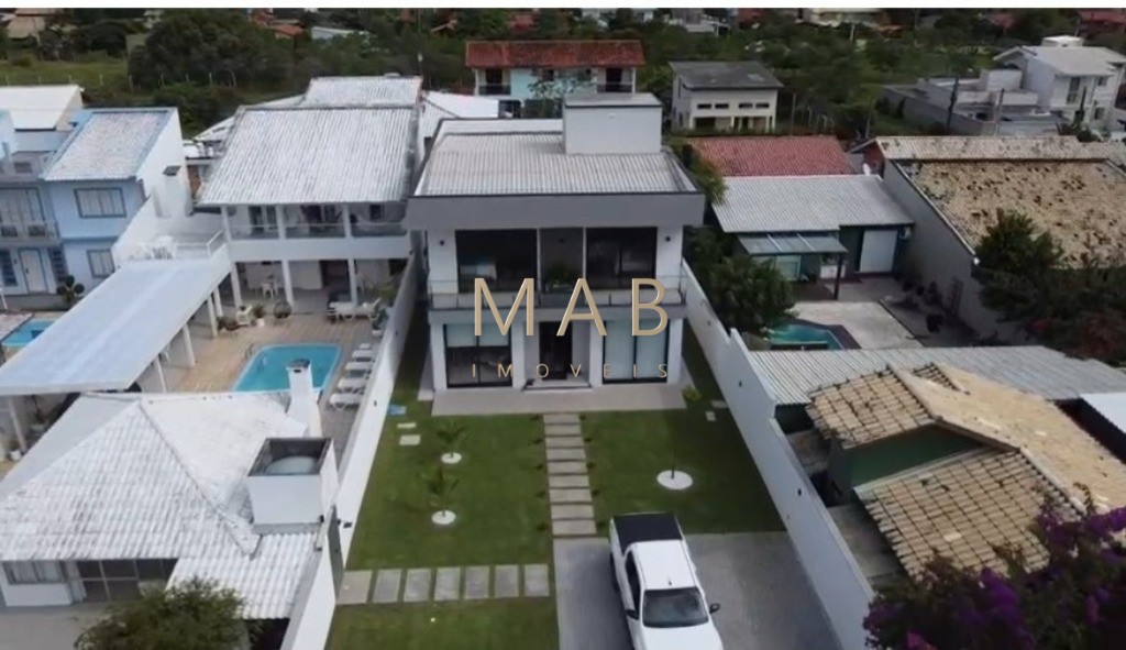 Te convido para conhecer seu mais novo lar!! Casa com 4 dormitórios sendo 1 suíte, SEMIMOBILIADA, para Venda no Bairro Rio Vermelho em Florianópolis!