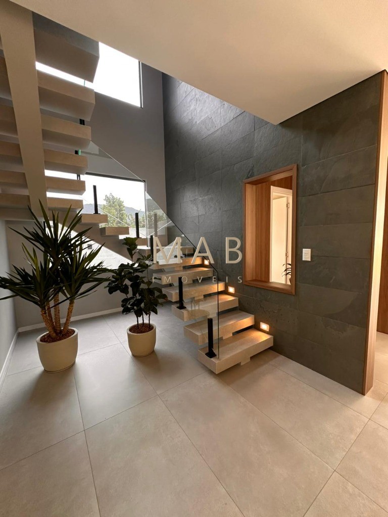 Te convido para conhecer seu mais novo lar!! Casa com 4 dormitórios sendo 1 suíte, SEMIMOBILIADA, para Venda no Bairro Rio Vermelho em Florianópolis!