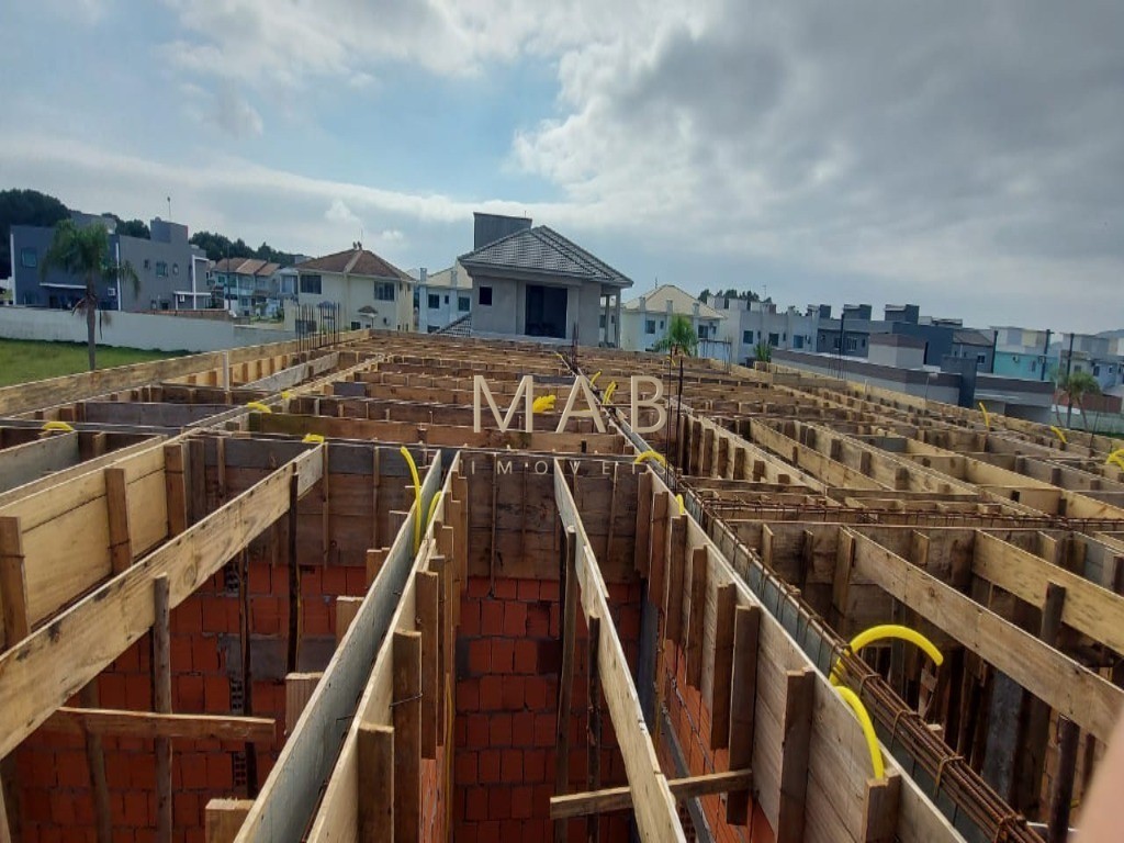 Linda Casa de Alto Padrão à Venda em Condomínio no Bairro Ingleses - Florianópolis SC!!