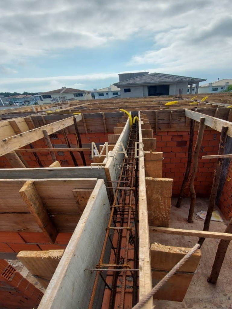 Linda Casa de Alto Padrão à Venda em Condomínio no Bairro Ingleses - Florianópolis SC!!