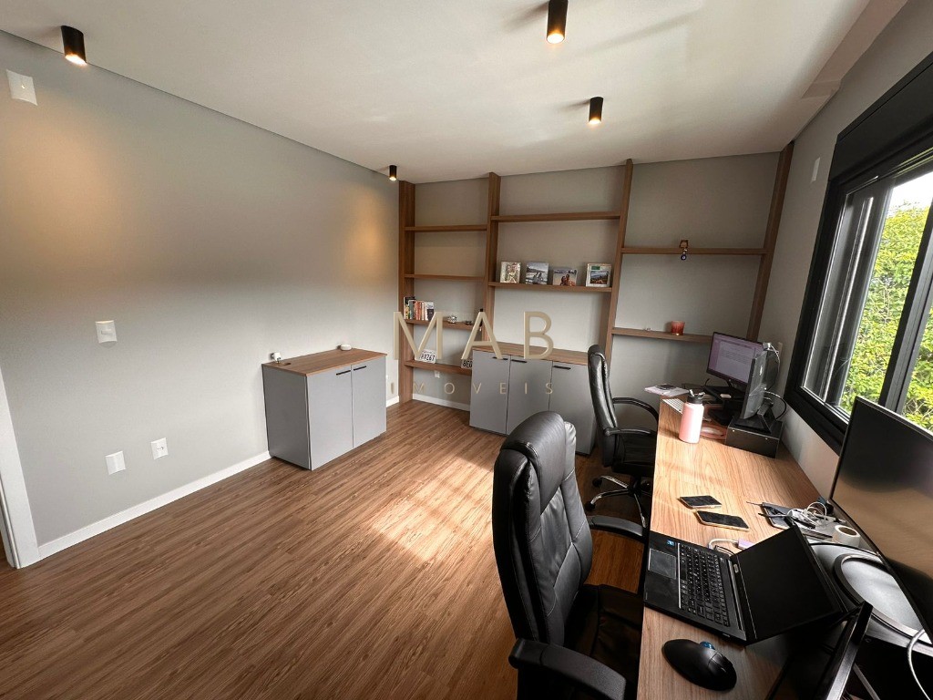 Te convido para conhecer seu mais novo lar!! Casa com 4 dormitórios sendo 1 suíte, SEMIMOBILIADA, para Venda no Bairro Rio Vermelho em Florianópolis!