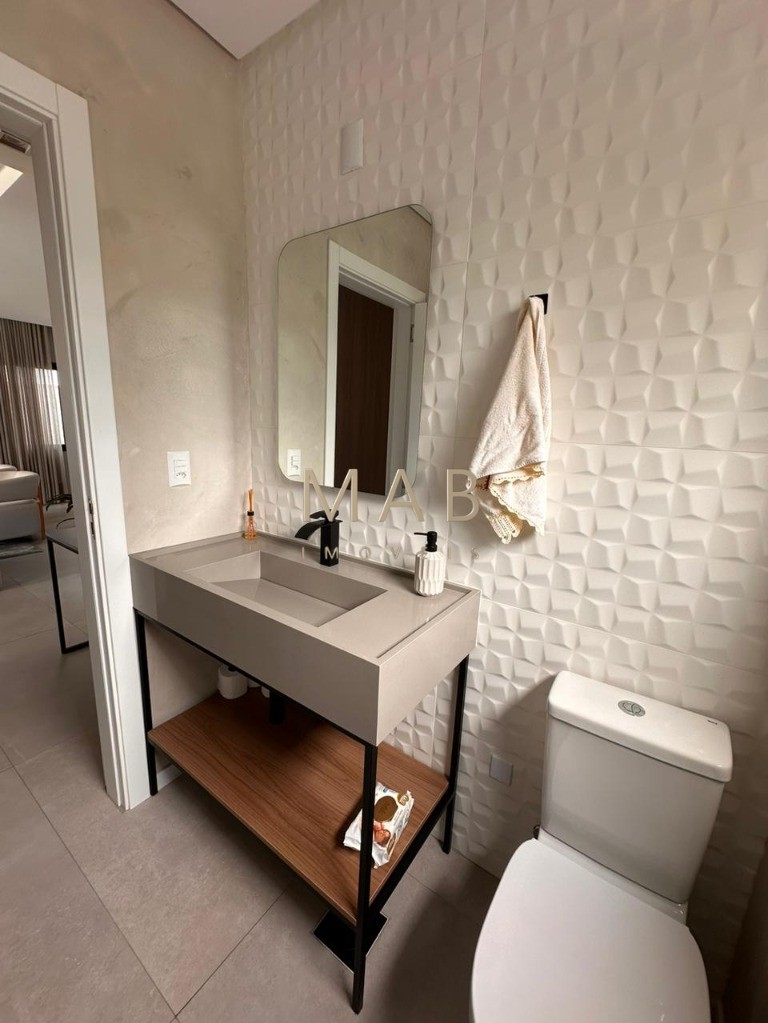 Te convido para conhecer seu mais novo lar!! Casa com 4 dormitórios sendo 1 suíte, SEMIMOBILIADA, para Venda no Bairro Rio Vermelho em Florianópolis!