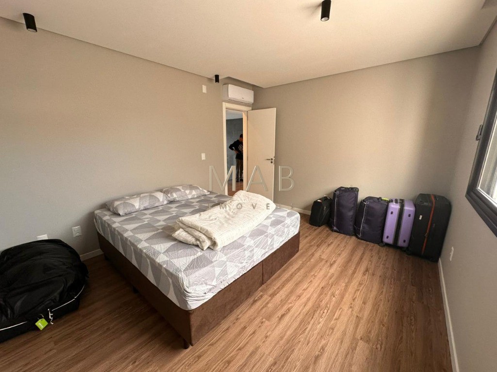 Te convido para conhecer seu mais novo lar!! Casa com 4 dormitórios sendo 1 suíte, SEMIMOBILIADA, para Venda no Bairro Rio Vermelho em Florianópolis!