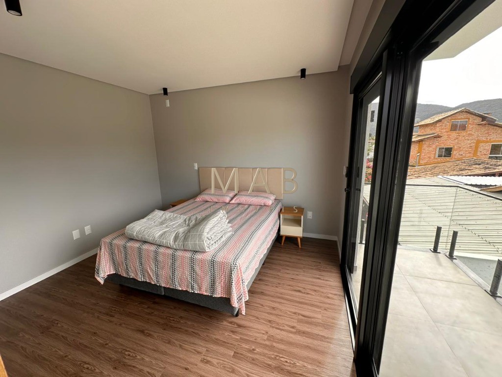 Te convido para conhecer seu mais novo lar!! Casa com 4 dormitórios sendo 1 suíte, SEMIMOBILIADA, para Venda no Bairro Rio Vermelho em Florianópolis!