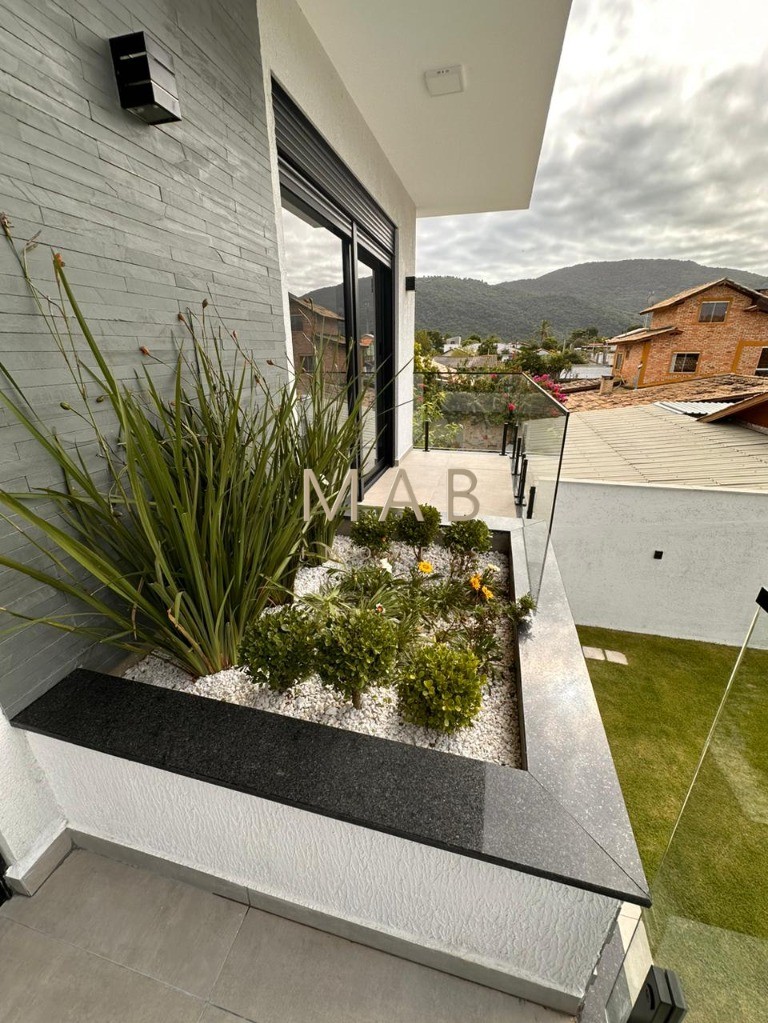 Te convido para conhecer seu mais novo lar!! Casa com 4 dormitórios sendo 1 suíte, SEMIMOBILIADA, para Venda no Bairro Rio Vermelho em Florianópolis!