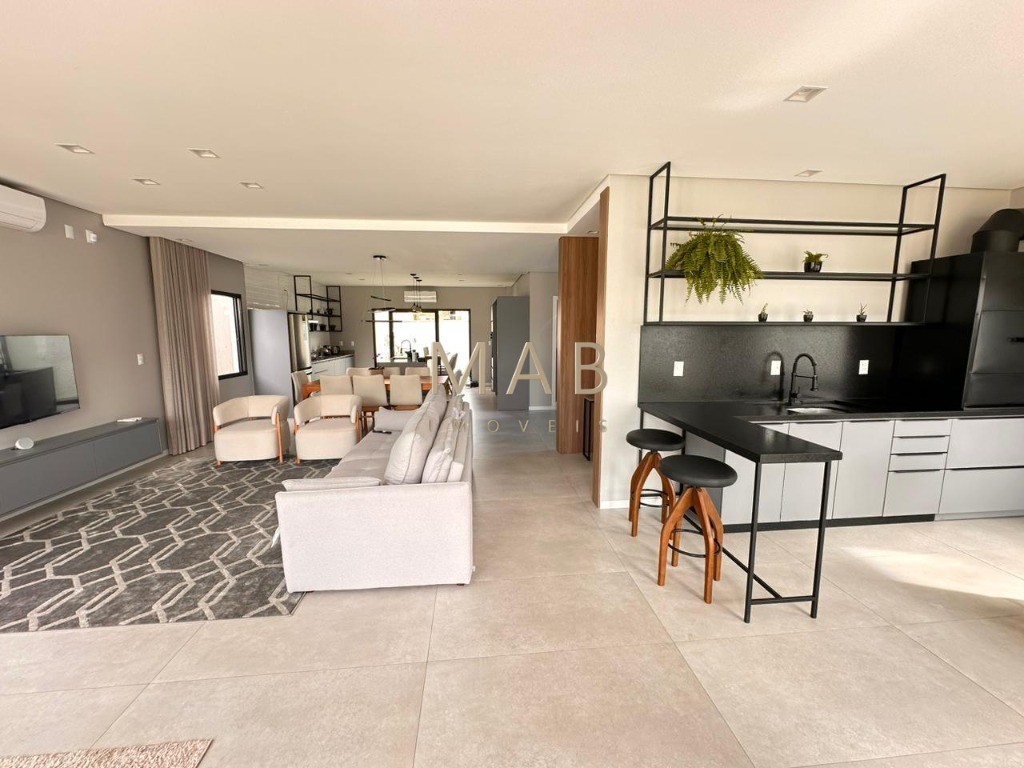 Te convido para conhecer seu mais novo lar!! Casa com 4 dormitórios sendo 1 suíte, SEMIMOBILIADA, para Venda no Bairro Rio Vermelho em Florianópolis!