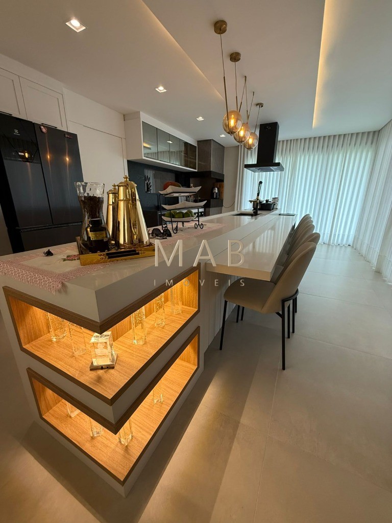 Imponente Casa de Luxo em Condomínio nos Ingleses, Florianópolis-SC: 5 quartos, 3 suítes, 3 salas, 5 banheiros, 424m² de área.