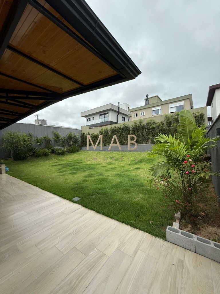 Imponente Casa de Luxo em Condomínio nos Ingleses, Florianópolis-SC: 5 quartos, 3 suítes, 3 salas, 5 banheiros, 424m² de área.