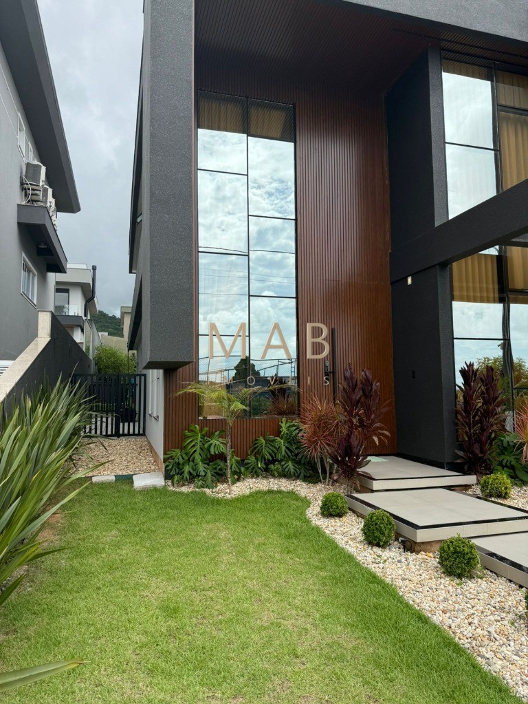 Imponente Casa de Luxo em Condomínio nos Ingleses, Florianópolis-SC: 5 quartos, 3 suítes, 3 salas, 5 banheiros, 424m² de área.
