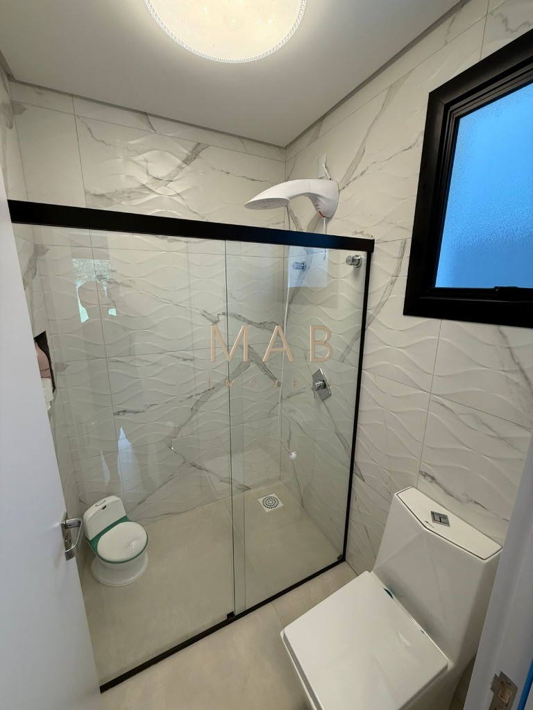 Imponente Casa de Luxo em Condomínio nos Ingleses, Florianópolis-SC: 5 quartos, 3 suítes, 3 salas, 5 banheiros, 424m² de área.