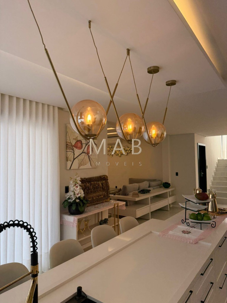 Imponente Casa de Luxo em Condomínio nos Ingleses, Florianópolis-SC: 5 quartos, 3 suítes, 3 salas, 5 banheiros, 424m² de área.
