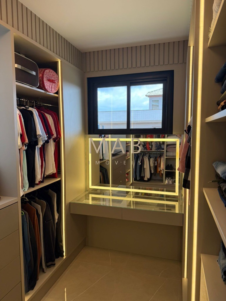 Imponente Casa de Luxo em Condomínio nos Ingleses, Florianópolis-SC: 5 quartos, 3 suítes, 3 salas, 5 banheiros, 424m² de área.