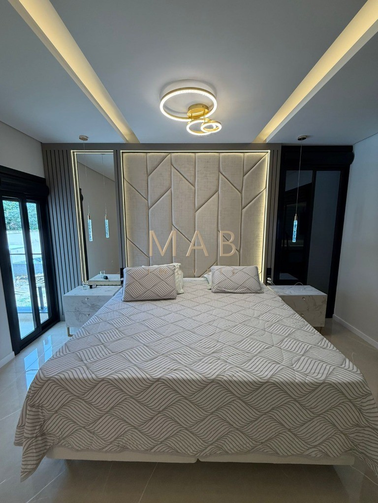 Imponente Casa de Luxo em Condomínio nos Ingleses, Florianópolis-SC: 5 quartos, 3 suítes, 3 salas, 5 banheiros, 424m² de área.