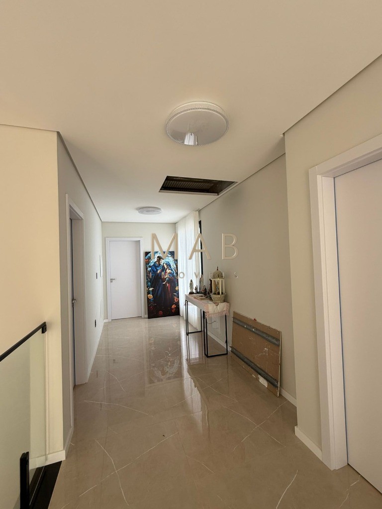 Imponente Casa de Luxo em Condomínio nos Ingleses, Florianópolis-SC: 5 quartos, 3 suítes, 3 salas, 5 banheiros, 424m² de área.