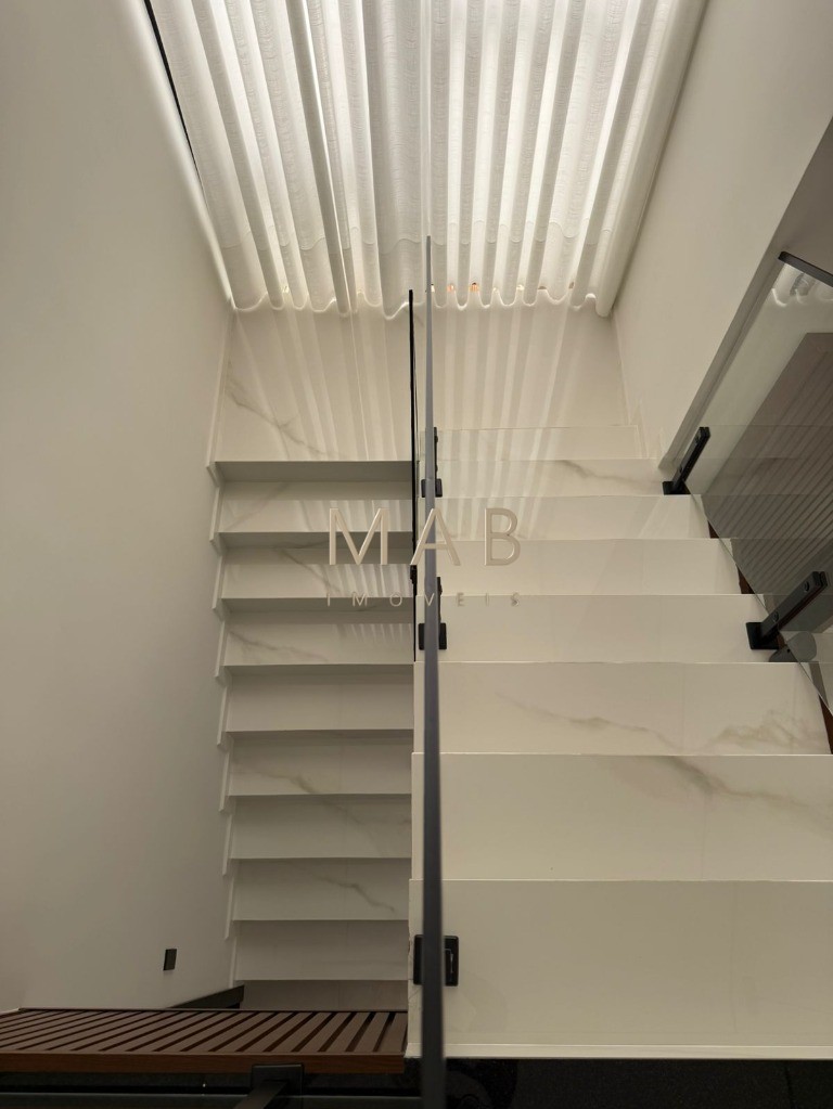 Imponente Casa de Luxo em Condomínio nos Ingleses, Florianópolis-SC: 5 quartos, 3 suítes, 3 salas, 5 banheiros, 424m² de área.