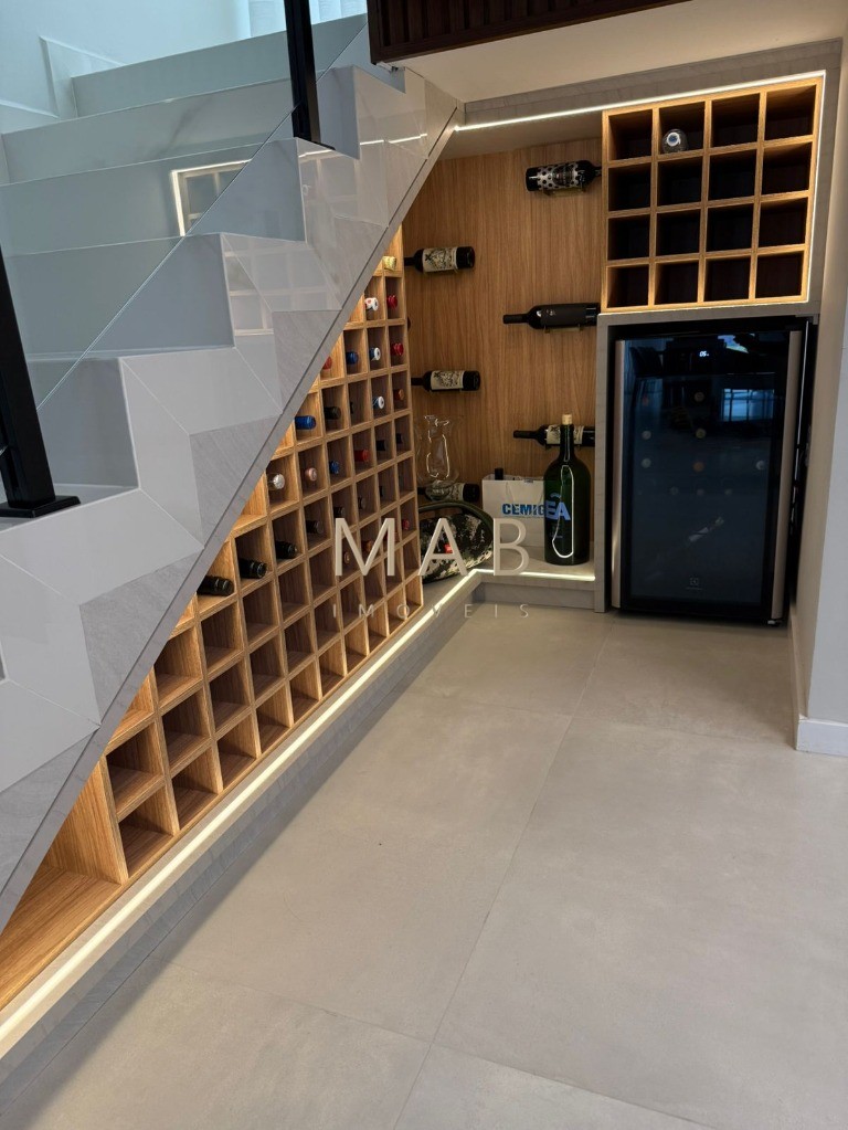 Imponente Casa de Luxo em Condomínio nos Ingleses, Florianópolis-SC: 5 quartos, 3 suítes, 3 salas, 5 banheiros, 424m² de área.