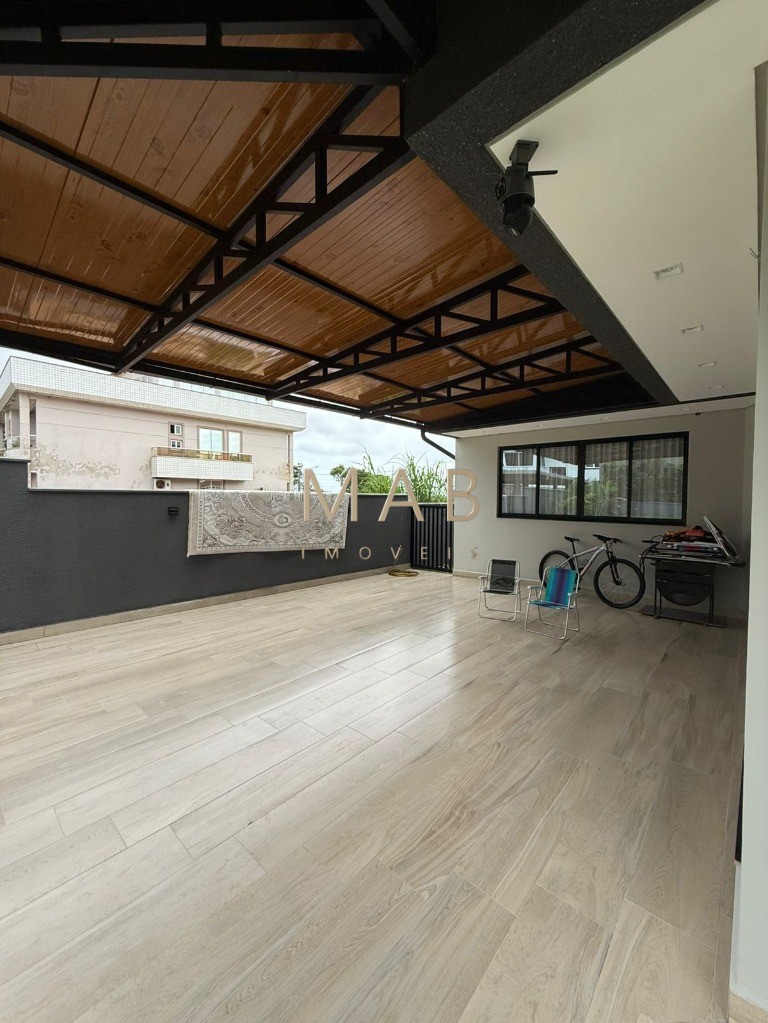 Imponente Casa de Luxo em Condomínio nos Ingleses, Florianópolis-SC: 5 quartos, 3 suítes, 3 salas, 5 banheiros, 424m² de área.