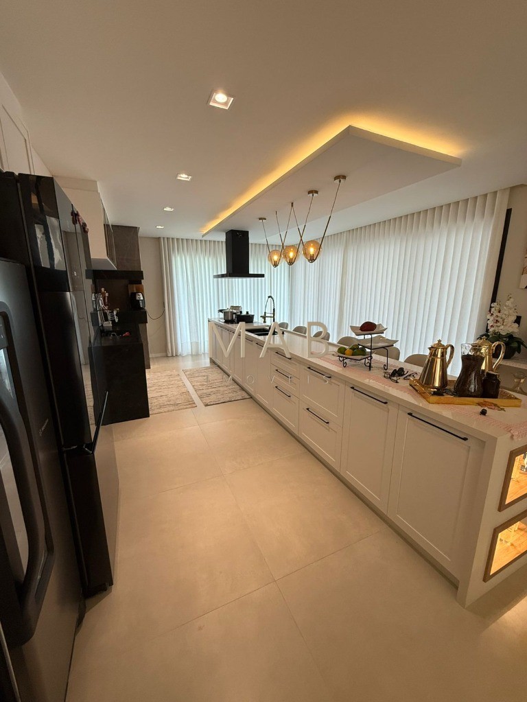 Imponente Casa de Luxo em Condomínio nos Ingleses, Florianópolis-SC: 5 quartos, 3 suítes, 3 salas, 5 banheiros, 424m² de área.