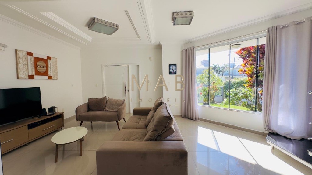 Imperdível Casa à Venda: 4 Quartos, 4 Suítes, 1 Sala, 5 Banheiros, 3 Vagas de Garagem em Ingleses do Rio Vermelho, Florianópolis-SC!