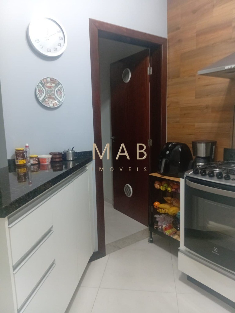Apartamento à venda em Florianópolis-SC, Ingleses do Rio Vermelho: 2 quartos, 1 suíte, 1 sala, 2 banheiros, 1 vaga de garagem, 78m². Aproveite!