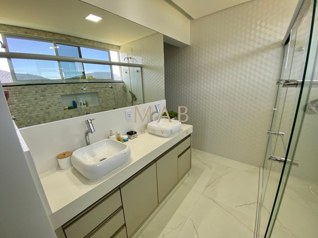 Casa de alto padrão com 300 m² privativos, localizada em condomínio na Ilha do Francês, entre as praias dos Ingleses e Moçambique, a aproximadamente 6
