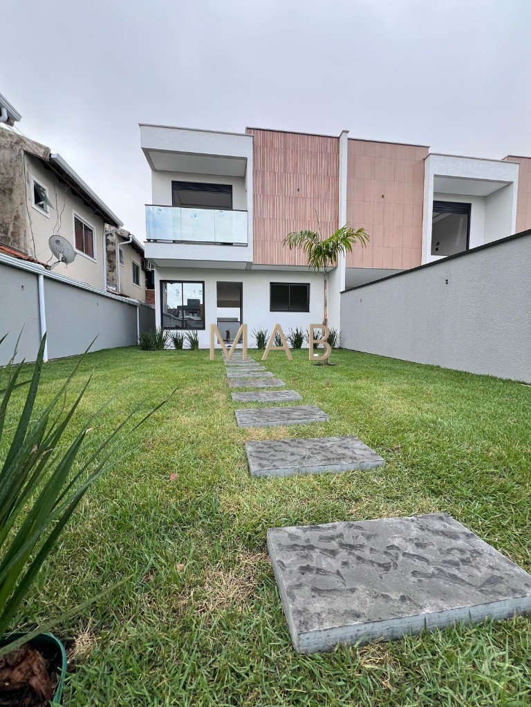 Sobrado NÃO Geminado à Venda na Praia dos Ingleses em Florianópolis/SC!! Unidade com: 4 dormitórios sendo 1 suíte com closet!