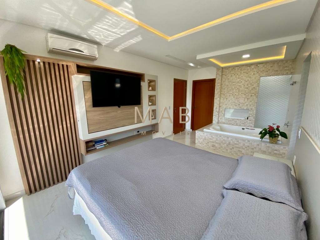 Casa de alto padrão com 300 m² privativos, localizada em condomínio na Ilha do Francês, entre as praias dos Ingleses e Moçambique, a aproximadamente 6