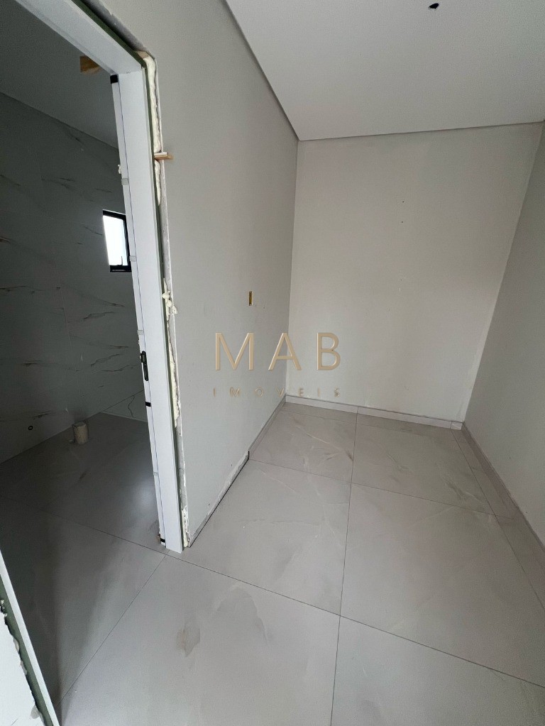 Sobrado NÃO Geminado à Venda na Praia dos Ingleses em Florianópolis/SC!! Unidade com: 4 dormitórios sendo 1 suíte com closet!
