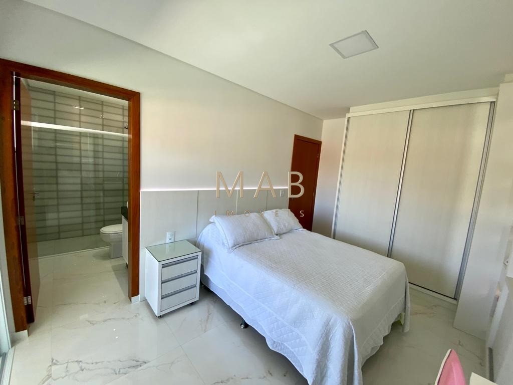 Casa de alto padrão com 300 m² privativos, localizada em condomínio na Ilha do Francês, entre as praias dos Ingleses e Moçambique, a aproximadamente 6