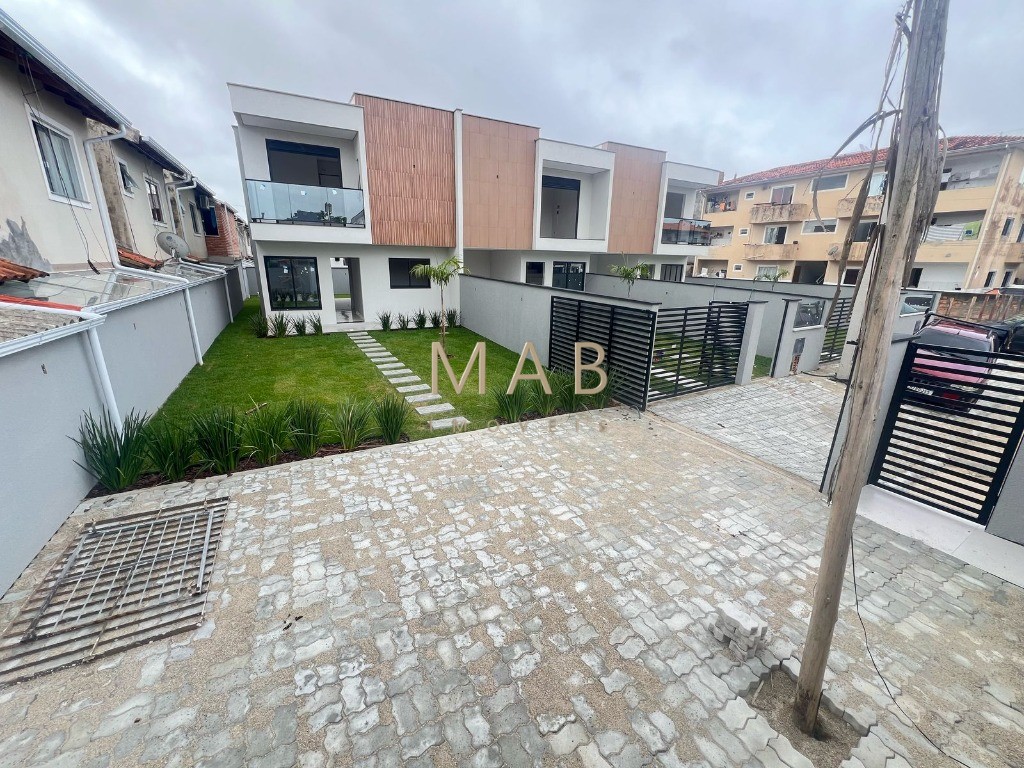 Sobrado NÃO Geminado à Venda na Praia dos Ingleses em Florianópolis/SC!! Unidade com: 4 dormitórios sendo 1 suíte com closet!