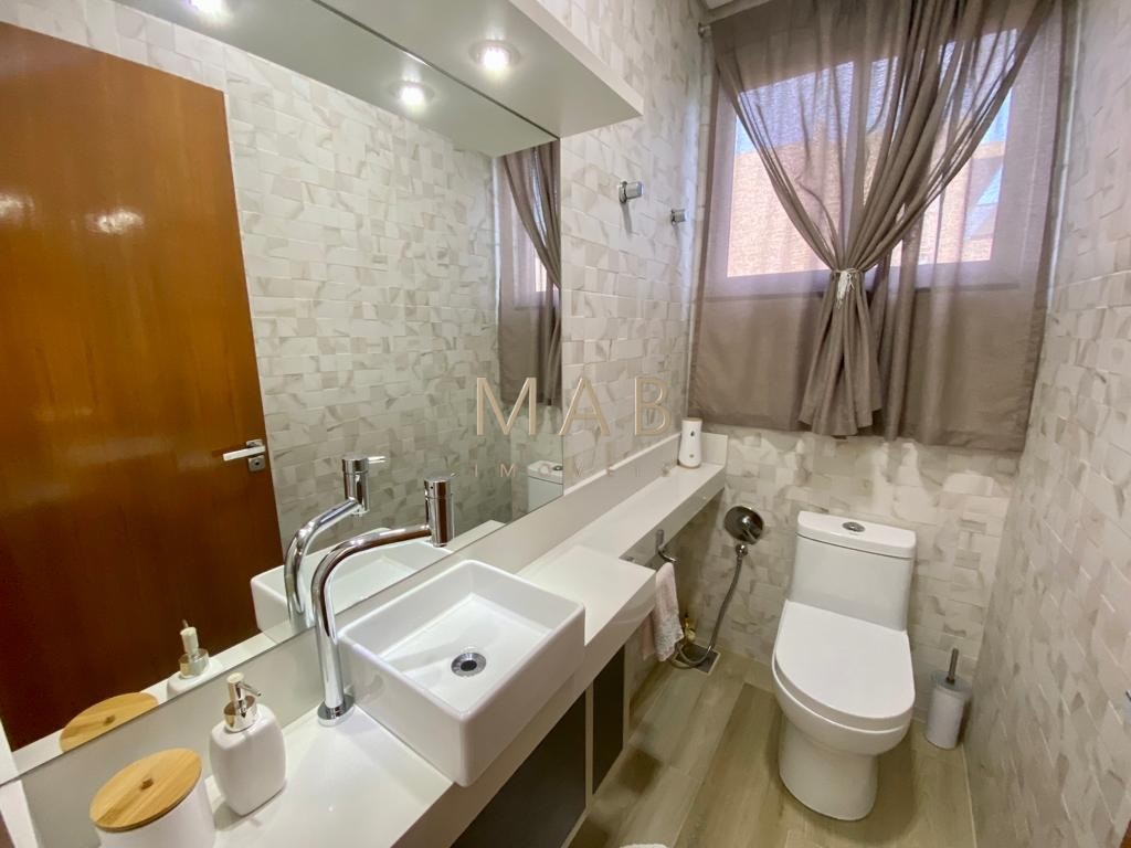Casa de alto padrão com 300 m² privativos, localizada em condomínio na Ilha do Francês, entre as praias dos Ingleses e Moçambique, a aproximadamente 6