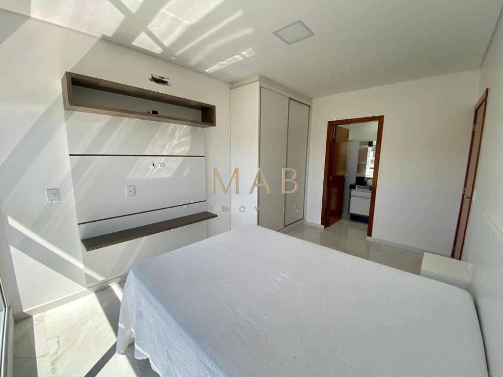 Casa de alto padrão com 300 m² privativos, localizada em condomínio na Ilha do Francês, entre as praias dos Ingleses e Moçambique, a aproximadamente 6